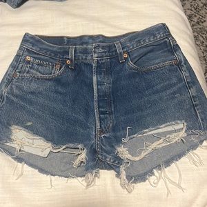 Levi 501 distressed shorts 33x33